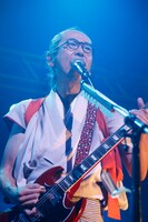 和嶋慎治（G, Vo）（撮影：ほりたよしか）