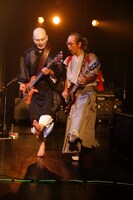 左から鈴木研一、和嶋慎治。（撮影：ほりたよしか）