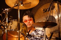 ナカジマノブ（Dr, Vo）（撮影：ほりたよしか）