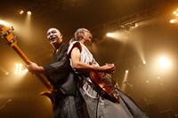 左から鈴木研一、和嶋慎治。（撮影：ほりたよしか）