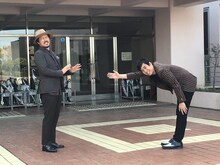 映画のワンシーンをマネるスキマスイッチの2人。