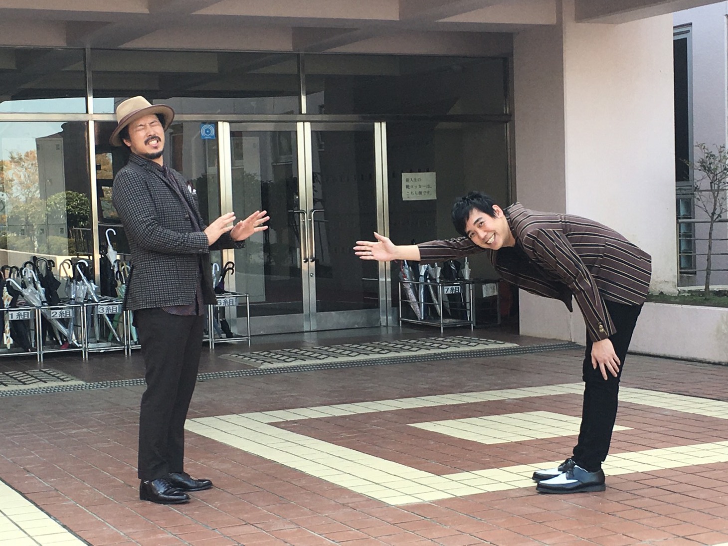 映画のワンシーンをマネるスキマスイッチの2人。