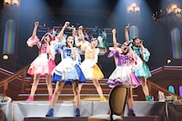 大阪・オリックス劇場で行われたたこやきレインボーのワンマンライブ「なにわンダーランド2016 ～ひみつのティーパーティー～」の様子。