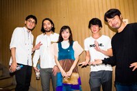 10月16日の東京・東京キネマ倶楽部公演の舞台裏。左から能村亮平、横山裕章、吉澤嘉代子、伊澤一葉、曽我部恵一。（撮影：田中一人）