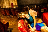 東京キネマ倶楽部の2階席でくつろぐ吉澤嘉代子。（撮影：田中一人）