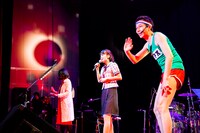 吉澤嘉代子とザ・プーチンズによるコラボレーションの様子。（撮影：田中一人）