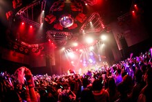 PrizmaXのライブの様子。（Photo by Kenichi Sasamori / Shigeo Kosaka）