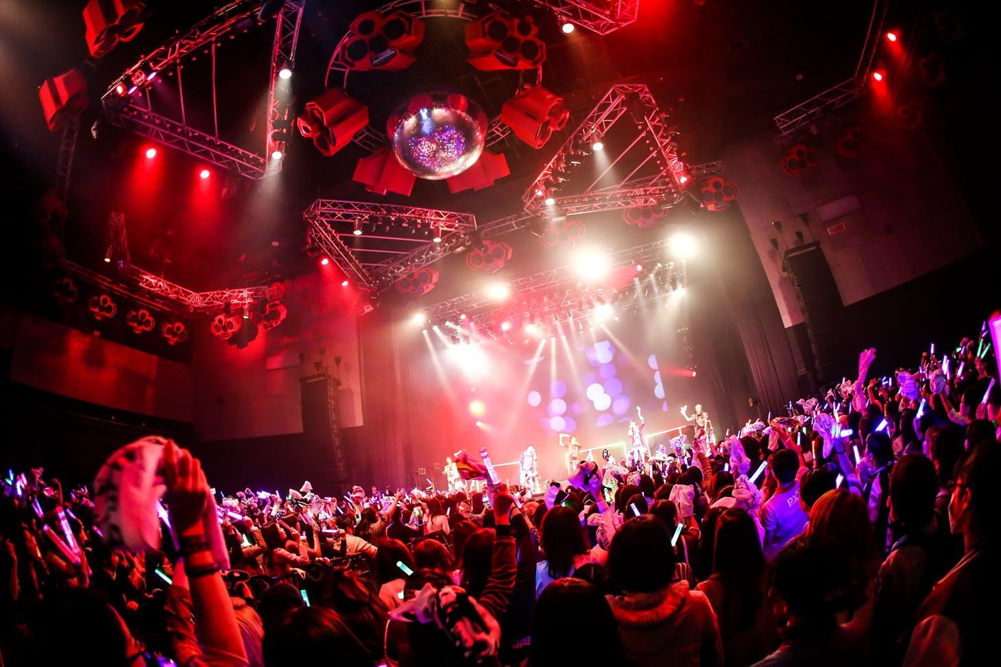 PrizmaXのライブの様子。（Photo by Kenichi Sasamori / Shigeo Kosaka）