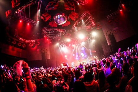 PrizmaXのライブの様子。（Photo by Kenichi Sasamori / Shigeo Kosaka）
