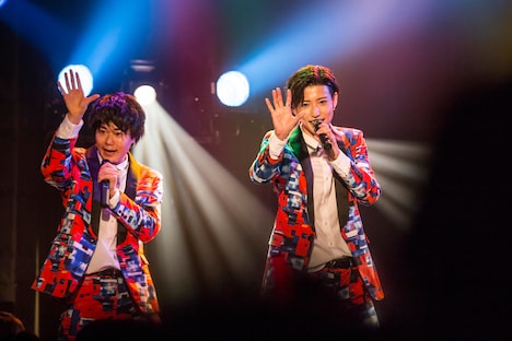 左から優、TAKA。(撮影:牛島康介)