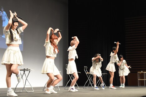 2099年の干支をポーズで答えるでんぱ組.inc。