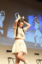 「卯」のポーズを取る相沢梨紗。