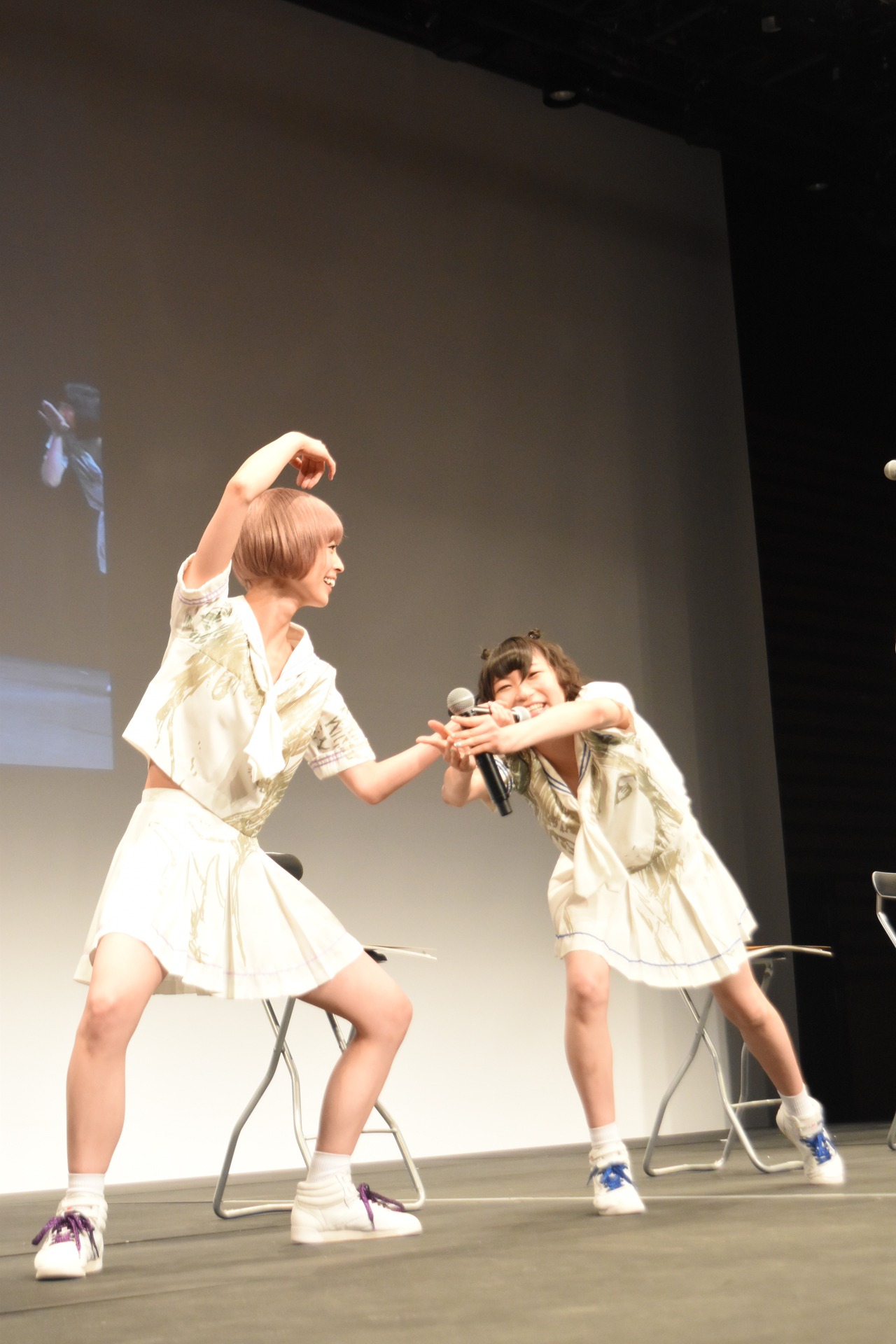 「申」のポーズを取る最上もがと、「亥」のポーズを取る藤咲彩音。
