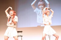 「申」のポーズを取る成瀬瑛美と最上もが。