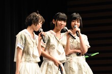 ボーガンのおもちゃの屋が的に当たらなかった藤咲彩音（左）、古川未鈴（中央）、夢眠ねむ（右。