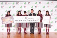 マネーパートナーズ奥山泰全代表取締役社長を囲む欅坂46メンバー。