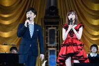 左から後藤輝基（フットボールアワー）、指原莉乃。(c) AKS