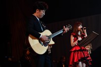 左から後藤輝基（フットボールアワー）、指原莉乃。(c) AKS