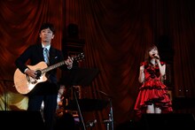 左から後藤輝基（フットボールアワー）、指原莉乃。(c) AKS