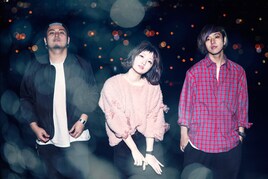 あいくれ、白い家の前で演奏する「シロツメクサの指環」MV