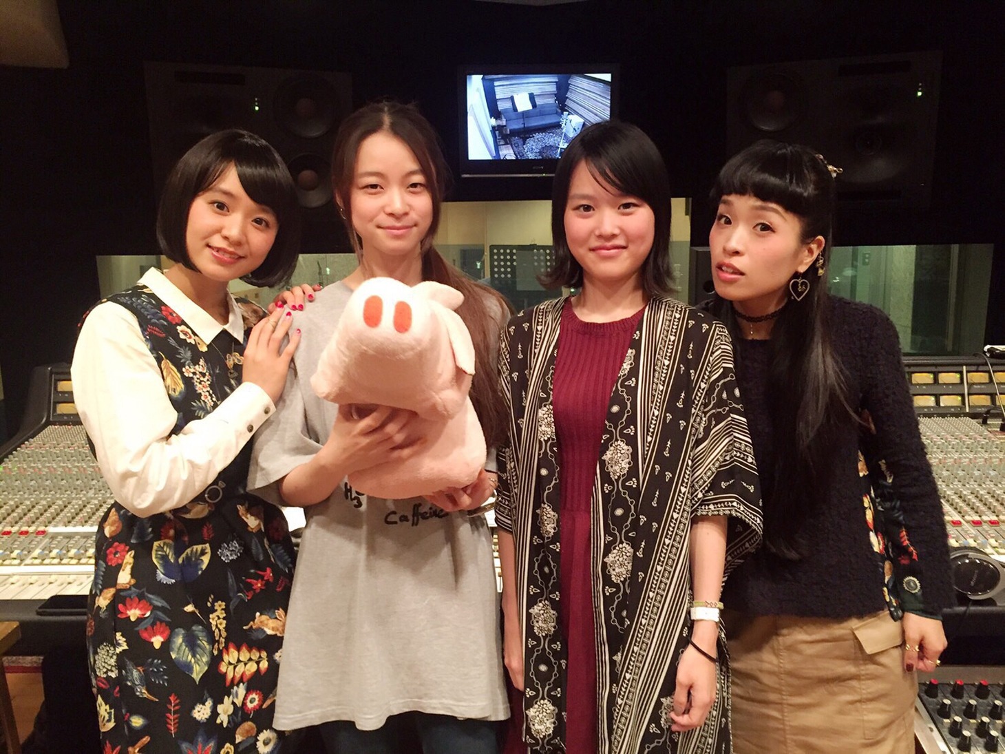 左からもも（Vo / チャラン・ポ・ランタン）、片平里菜、Rei、小春（Accordion / チャラン・ポ・ランタン）。