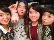 左からもも（Vo / チャラン・ポ・ランタン）、片平里菜、Rei、小春（Accordion / チャラン・ポ・ランタン）。