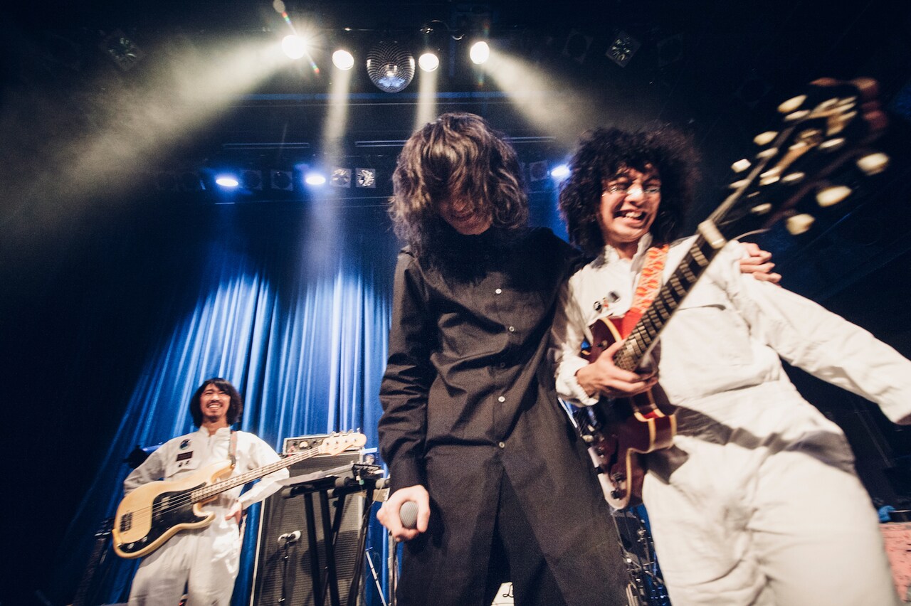 おとぎ話×ドレスコーズ、盟友2組が渋谷を沸かせたロックンロールナイト