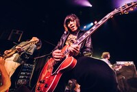 ドレスコーズのステージにゲストとして登場した越川和磨。（撮影：タイコウクニヨシ）