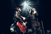 ドレスコーズ。左から越川和磨、志磨遼平。（撮影：タイコウクニヨシ）左から越川和磨、志磨遼平。（撮影：タイコウクニヨシ）