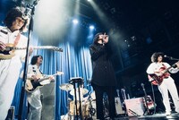 おとぎ話と志磨遼平。（撮影：タイコウクニヨシ）