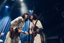 左から牛尾健太（G）、有馬和樹（Vo, G）。（撮影：タイコウクニヨシ）