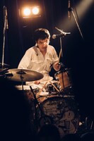 前越啓輔（Dr）（撮影：タイコウクニヨシ）