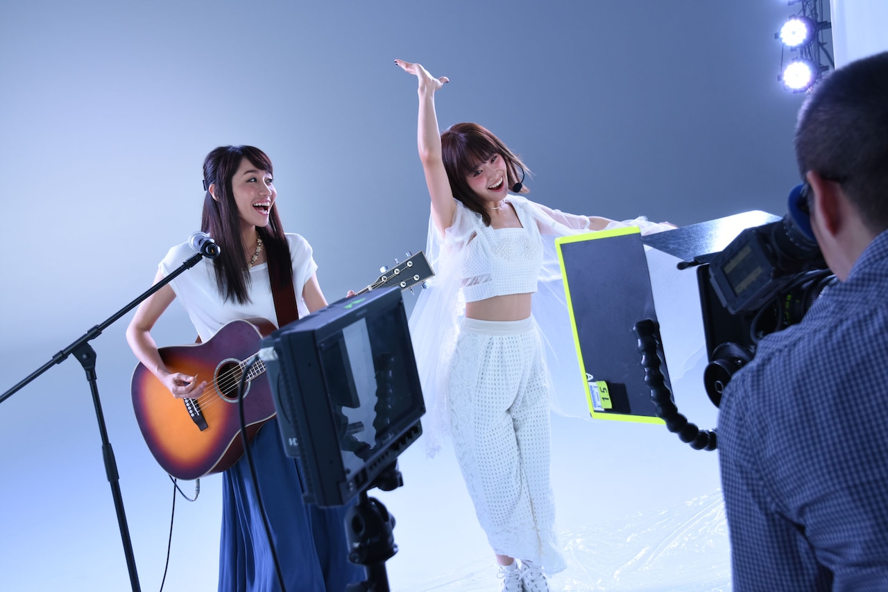 高橋愛×矢井田瞳の「脱臭炭」新CM本日公開、アドリブ足上げを監督絶賛