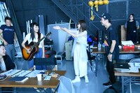 「脱臭炭」新CMのメイキングカット。