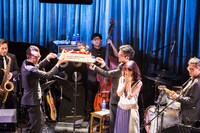 バースデーケーキに感激する原田知世。（撮影：黒田隆憲）