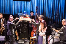 バースデーケーキに感激する原田知世。（撮影：黒田隆憲）