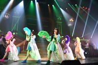 扇子を持って優雅に登場したたこやきレインボー。