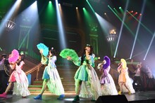 扇子を持って優雅に登場したたこやきレインボー。