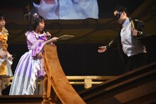 召喚状を受け取る堀くるみ（中央）。