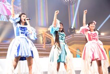 左から春名真依、根岸可蓮、彩木咲良。