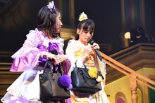 小ぶりなカバン1つで旅立つ堀くるみ（左）と清井咲希（右）。