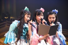 召喚状を確認して唖然とする根岸可蓮、彩木咲良、春名真依（左から）。