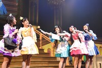 派手なツッコミと古典的な「チャン、チャン」の音で物語を終わらせるたこやきレインボー。