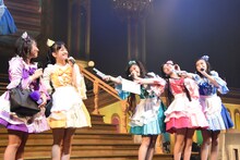 派手なツッコミと古典的な「チャン、チャン」の音で物語を終わらせるたこやきレインボー。