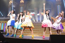 たこやきレインボー。左から春名真依、根岸可蓮、清井咲希、彩木咲良、堀くるみ。