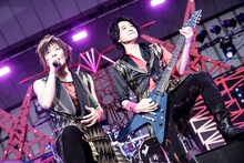 「GRANRODEO LIVE TOUR 2016 TREASURE CANDY」日比谷野外大音楽堂公演の様子。（撮影：平野タカシ）