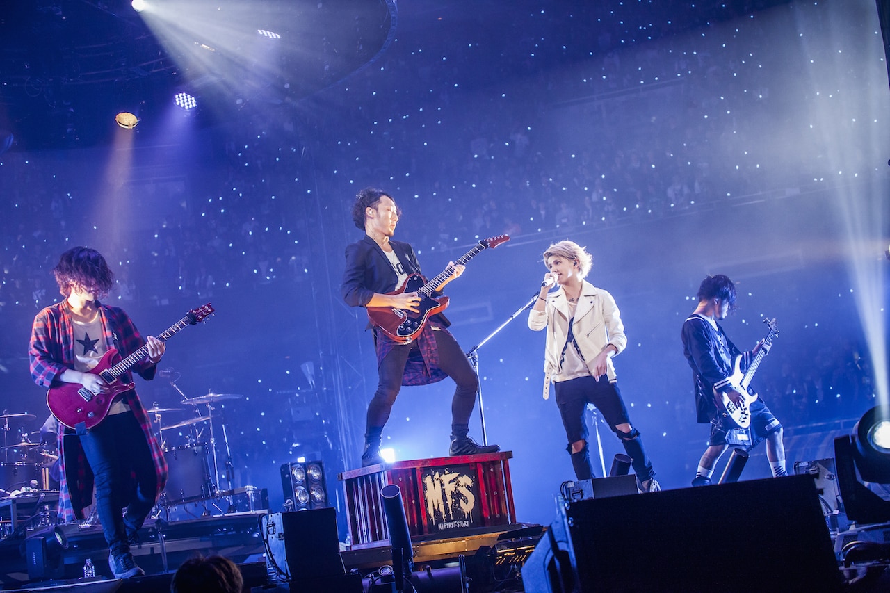 Sho（G / 写真左から2番目）を迎えたアンコールの様子。（Photo by HayachiN）
