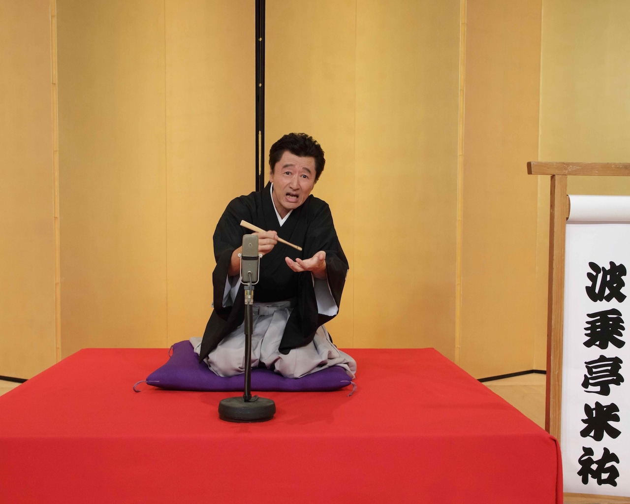 落語を披露する桑田佳祐。