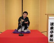 落語を披露する桑田佳祐。