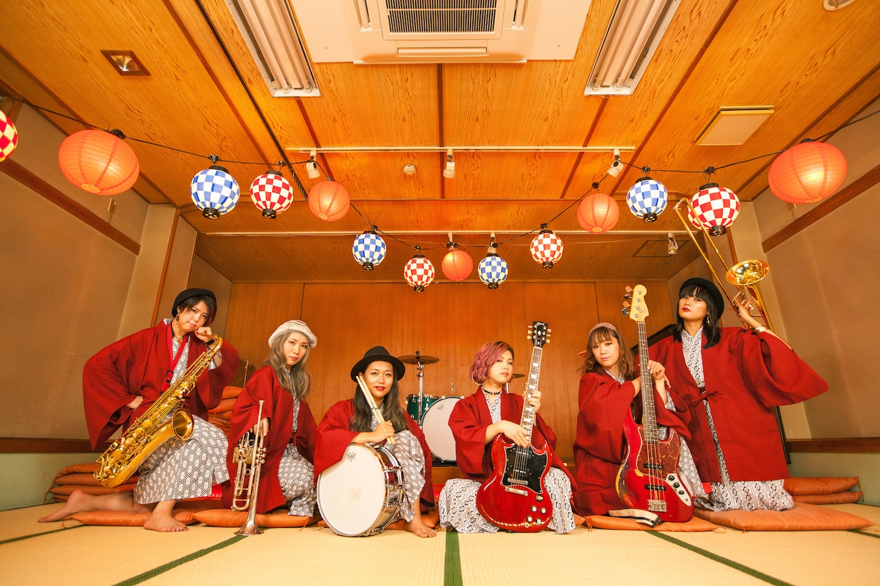 オレスカバンド、浴衣姿で「Free Now」演奏